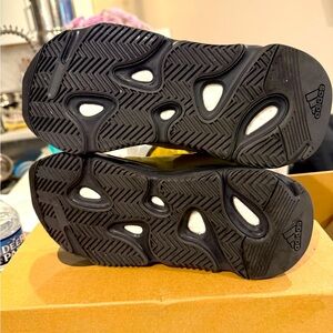 Yezzy 700 sz 8 brand new